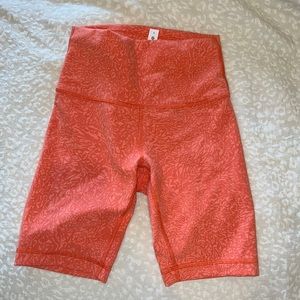 Lululemon wunder under train HR coral pattered biker shorts. Size 4 8”. NWOT